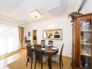 ein Esszimmer mit Tisch und Stühlen in der Unterkunft Villa Beauty Luxury Vodice in Vodice