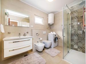 Ein Badezimmer in der Unterkunft Villa Beauty Luxury Vodice