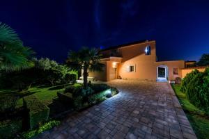 Ein Garten an der Unterkunft Villa Beauty Luxury Vodice