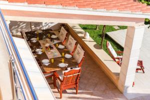 Ein Restaurant oder anderes Speiselokal in der Unterkunft Villa Beauty Luxury Vodice 