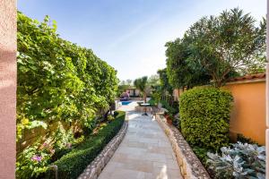Ein Garten an der Unterkunft Villa Beauty Luxury Vodice
