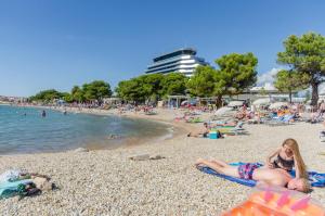 Ein Strand an oder in der Nähe der Villa