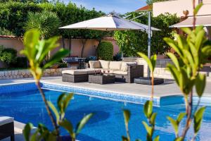 Der Swimmingpool an oder in der Nähe von Villa Beauty Luxury Vodice