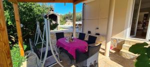 uma mesa com uma toalha de mesa rosa num pátio em Villa Ivana em Dol