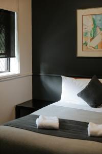 - une chambre avec un lit et 2 serviettes dans l'établissement Canberra Accommodation Centre, à Canberra