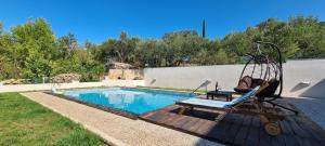 um balanço por uma piscina em um quintal em Villa Ivana em Dol