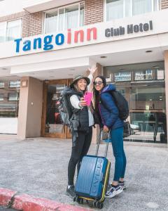 twee vrouwen staan voor een tango inn hotel bij Tangoinn Club Hotel in Bariloche