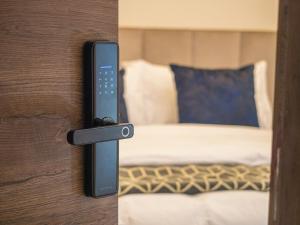 Wanderlot - Hotel Plaza Central في ريوبامبا: مقبض باب في غرفة بها سرير