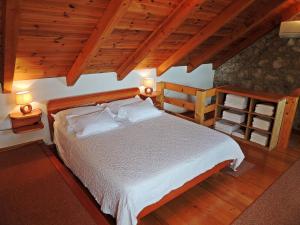 1 dormitorio con 1 cama grande y 2 lámparas. en Villa Peace, en Jesenice