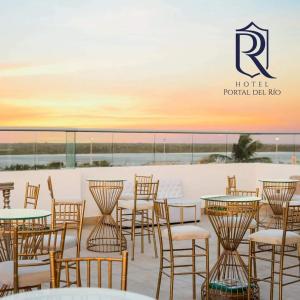 un grupo de mesas y sillas en un patio en Hotel Portal del Río, en Barranquilla