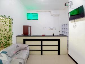 Kuchyň nebo kuchyňský kout v ubytování Homestay Bahari near Wisata Bahari Tlocor Sidoarjo Mitra RedDoorz