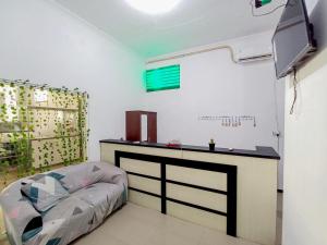 TV a/nebo společenská místnost v ubytování Homestay Bahari near Wisata Bahari Tlocor Sidoarjo Mitra RedDoorz + 6 fotografií