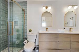 Ένα μπάνιο στο @ Marbella Lane – Home with Majestic Ocean Views +30 φωτογραφίες