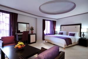 بلو سي لو برينتومب في مراكش: فندق كبير غرفه بسرير وطاوله