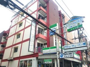 een straatbord voor een gebouw bij Patong Bay Inn in Patong Beach