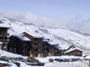 ヴァルモレルにあるAppartement Valmorel, 2 pièces, 4 personnes - FR-1-356-247の雪に覆われた山のスキー場