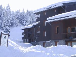 ein schneebedecktes Gebäude mit einem Schild davor in der Unterkunft Appartement Valmorel, 1 pièce, 4 personnes - FR-1-356-258 in Valmorel