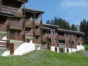 einen Außenblick auf ein Gebäude mit Balkonen in der Unterkunft Appartement Valmorel, 3 pièces, 7 personnes - FR-1-356-362 in Valmorel