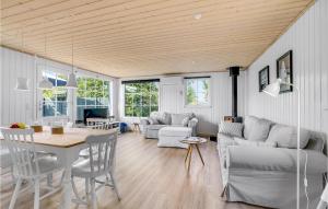 cocina y sala de estar con mesa y sillas en Beautiful Home In Vinderup With Kitchen, en Vinderup