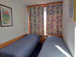 Łóżko lub łóżka w pokoju w obiekcie Appartement cosy 6 pers, accès direct pistes et commerces, balcon sud, Arc 1800 Villards - FR-1-411-860
