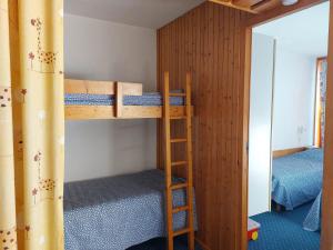 Pokój z 2 łóżkami piętrowymi i lustrem w obiekcie Appartement cosy 6 pers, accès direct pistes et commerces, balcon sud, Arc 1800 Villards - FR-1-411-860 w mieście Bourg-Saint-Maurice