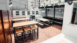 un grupo de mesas y bancos en un patio en Mad Monkey Downtown, en Sídney