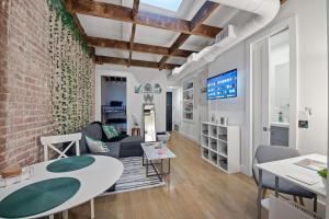 ein Wohnzimmer mit Ziegelwand in der Unterkunft Chic Industrial Home In City Center in Hoboken
