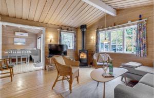 - un salon avec un canapé et une table dans l'établissement 3 Bedroom Cozy Home In Brkop, à Børkop