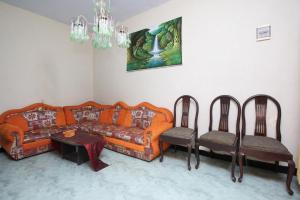 a living room with a couch and two chairs at Kost&Guesthouse Tirza in Banyuwangi