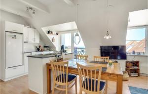 cocina y comedor con mesa y sillas en Awesome Apartment In Lemvig With Kitchen en Lemvig