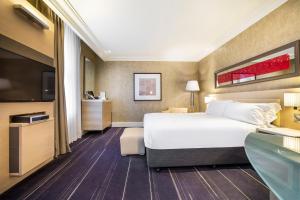 Postel nebo postele na pokoji v ubytování InterContinental Melbourne The Rialto by IHG
