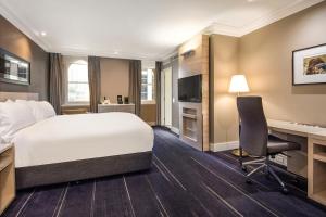Postel nebo postele na pokoji v ubytování InterContinental Melbourne The Rialto by IHG