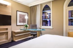 Postel nebo postele na pokoji v ubytování InterContinental Melbourne The Rialto by IHG