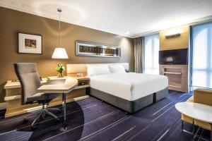 Postel nebo postele na pokoji v ubytování InterContinental Melbourne The Rialto by IHG