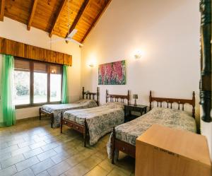 a room with two beds and a table at LA PAZ in Sierra de la Ventana +16 photos