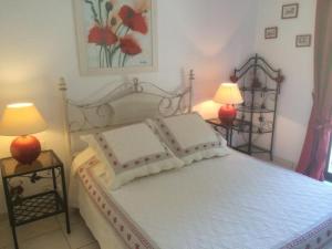 Maison d'hôtes Escale d'Azur tesisinde bir odada yatak veya yataklar