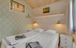 sypialnia z białym łóżkiem w pokoju w obiekcie Cozy Home In Kalundborg With Kitchen w mieście Kalundborg