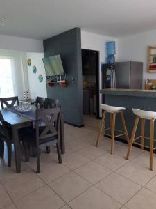 cocina y comedor con mesa y sillas en Casa Playa Bejuco, en Esterillos Este