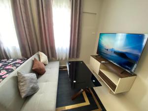 En tv och/eller ett underhållningssystem på camella manors 1p ibiza bldg spacious condo unit for rent with WIFI