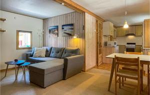 uma sala de estar com um sofá e uma mesa em 2 Bedroom Pet Friendly Home In Nex em Neksø