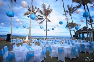 una recepción de bodas en la playa con adornos azules y blancos en Villa Samudra Luxury Beachfront, en Ketewel