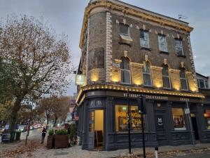een gebouw op de hoek van een straat bij Horangee Pocha in Londen