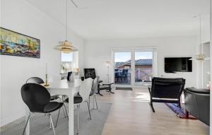 TV a/nebo společenská místnost v ubytování 3 Bedroom Nice Home In Hvide Sande
