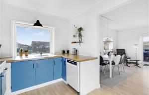 Kuchyň nebo kuchyňský kout v ubytování 3 Bedroom Nice Home In Hvide Sande + 21 fotografií