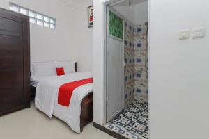 Кровать или кровати в номере RedDoorz Syariah near Universitas Jember