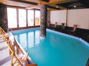 ラ・プラーニュにあるAppartement La Plagne, 3 pièces, 7 personnes - FR-1-351-28の大型スイミングプール(椅子付)