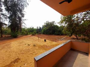 - une vue sur un chemin de terre depuis une maison dans l'établissement OmBodhi Retreat, à Kumta