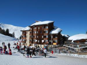 eine Gruppe von Menschen, die im Schnee vor einem Gebäude stehen in der Unterkunft Appartement La Plagne, 1 pièce, 4 personnes - FR-1-351-29 in La Plagne