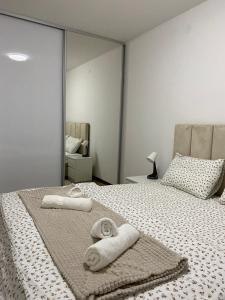 um quarto com duas toalhas numa cama em Apartman Iva Borovi em Divčibare