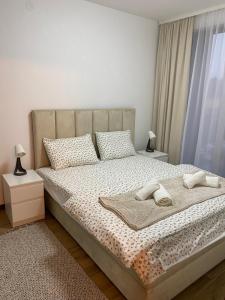 um quarto com uma cama grande e 2 almofadas em Apartman Iva Borovi em Divčibare